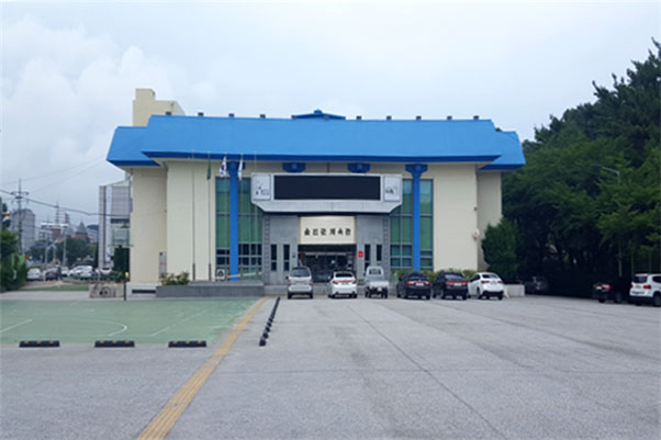 울진군민체육관 입구