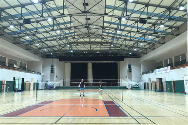 실내 체육관 내부