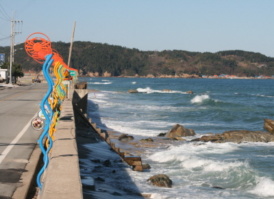 해안도로 옆 으로는 파도 이미지