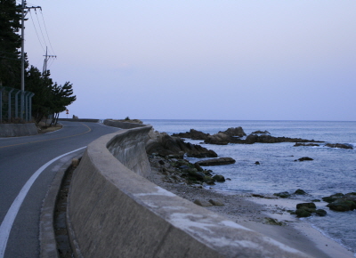 한적한 해안도로의 모습 이미지