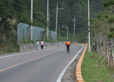 가끔씩 달리는 사이클 동호인의 모습도 보인다. / 후포항 갓바위에서 북쪽방향